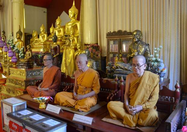 Три восковые фигуры монахов в Храме Ват Пра Синг в Чианг Мае. Фото автора.