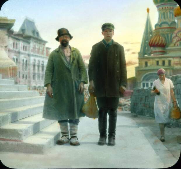 Москва. Два плохо одетых мужчины возле собора Василия Блаженного