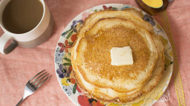 Россиянам назвали ингредиенты, которые помогут сделать блины полезными