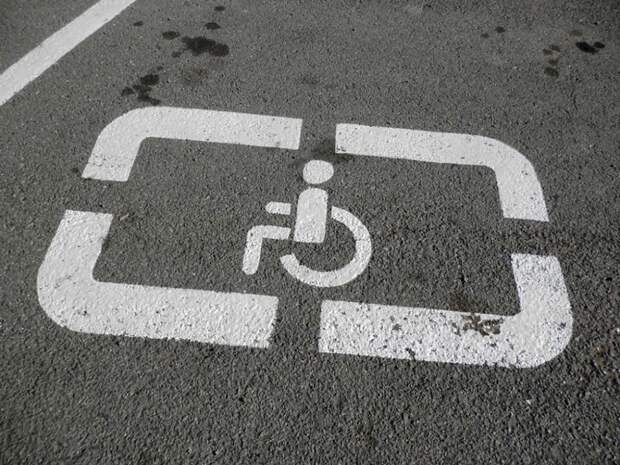 Парковка для инвалидов/Фотобанк