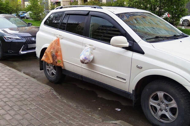 В Москве люди обвесили авто мусором из-за неправильной парковки