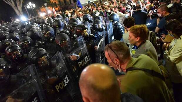 Протестующие в Тбилиси прорвали оцепление полиции