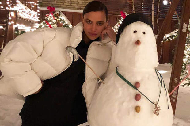 Праздничное настроение от Ирины Шейк: снеговик, новогодняя елка и улыбки