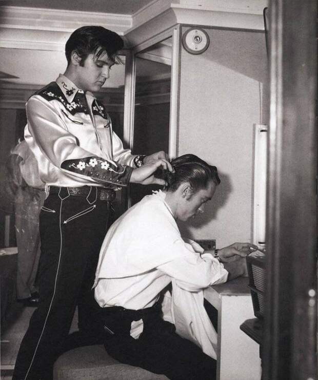 Элвис Пресли укладывает волосы двоюродному брату Билли Смиту на съёмках фильма «Любить тебя», 1957 год