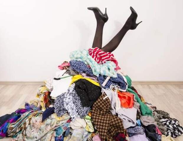 Одежда – как хранить в комнате без шкафа?