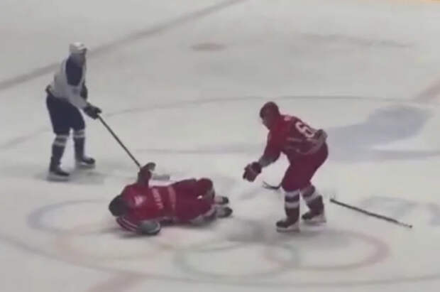 Лукашенко чувствует себя хорошо после падения на хоккейном матче