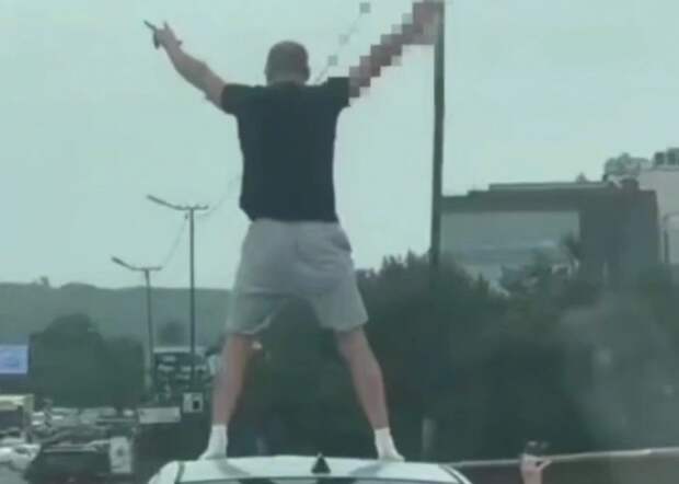 Приморские полицейские накажут водителя и пассажира за танцы на крыше едущего авто