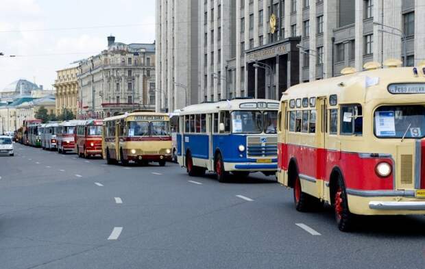Изначально производители автобусов красили выпускаемую продукцию в удобный цвет / Фото: yandex.ua