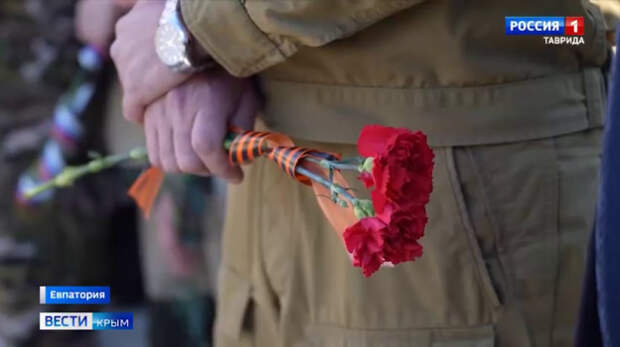 В Евпатории в честь Дня защитника Отечества возложили цветы к мемориалу памяти погибших воинов