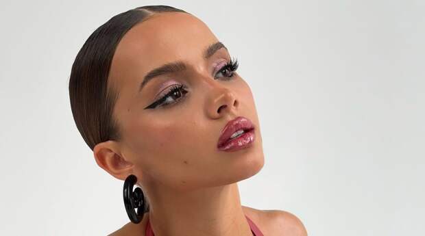 Блогерша Валя Карнавал выложила видео в крошечном бикини в спортзале