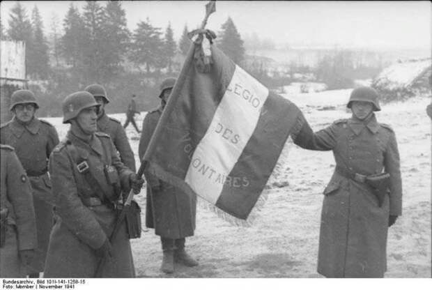 Французские добровольцы со знаменем легиона под Москвой. Ноябрь 1941 г.