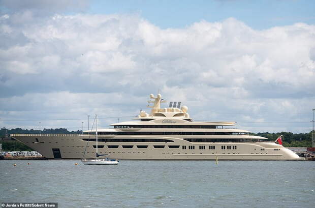 Супер-яхта Dilbar в Саутгемптоне – зрелище на $650 млн Супер-яхта Dilbar в Саутгемптоне – зрелище на $650 млн