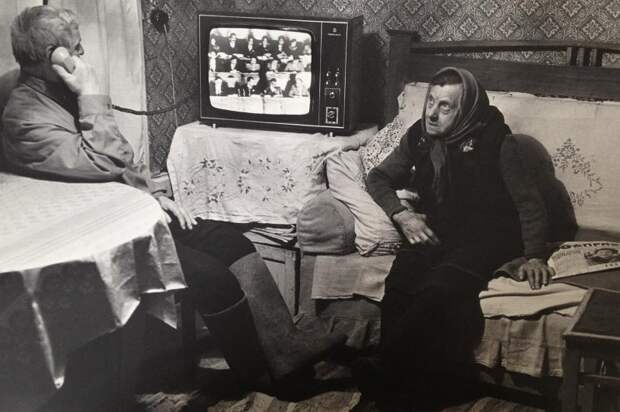 У телевизора Валерий Щеколдин, 1981 год, Калининская обл., МАММ/МДФ.
