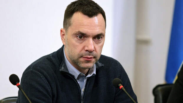 Арестович не согласился с призывом Зеленского запретить выдачу виз всем россиянам