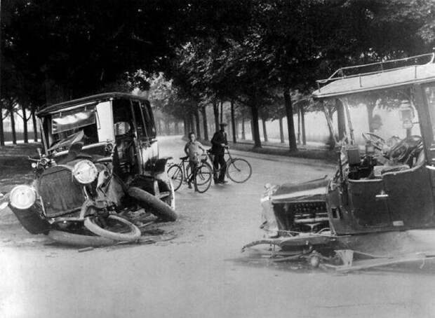38. Редкое фото ДТП в Нидерландах более ста лет назад. Снимок 1914 года. 38. Редкое фото ДТП в Нидерландах более ста лет назад. Снимок 1914 года.