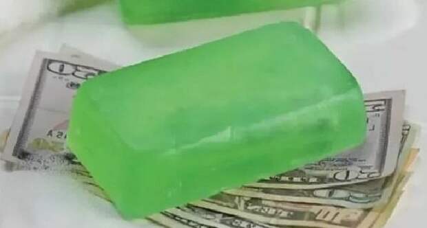 Кусочек мыла должен лежать между двумя купюрами. Действенный ритуал!