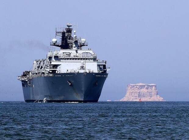 На фото: десантно-вертолетный корабль-док HMS Albion в порту Дукм media, ynews, Оман, армия, великобритания, новости, политика, россия, учения