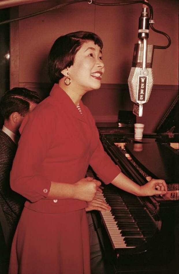 Портретный снимок американской певицы и киноактрисы, которая иммигрировала в США из Японии после окончания Второй мировой войны.