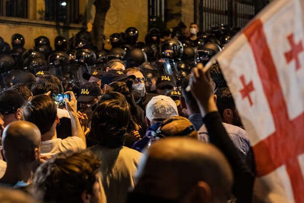 Протестующие в Тбилиси возводят баррикады на проспекте Руставели