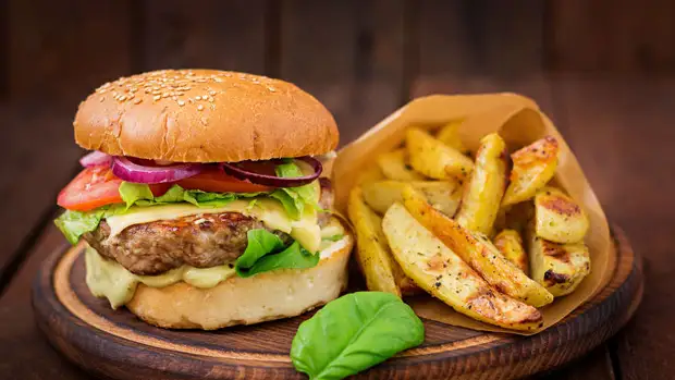 Эндокринолог Бакутина и уролог Садыков предупредили, что бургер снижает тестостерон на 4 часа