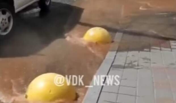 «Ржавенькая»: в центре Владивостока по улице вытекает кипяток