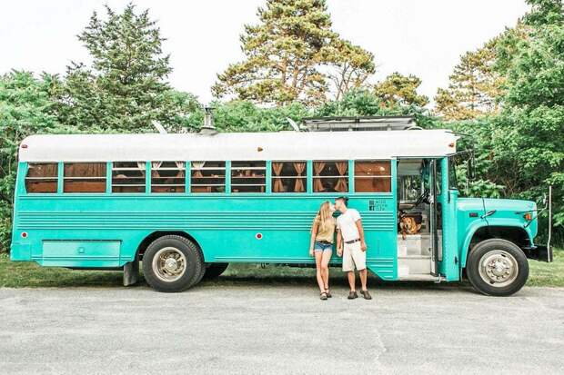 Молодая семья превратила старый тюремный автобус в дом на колесах