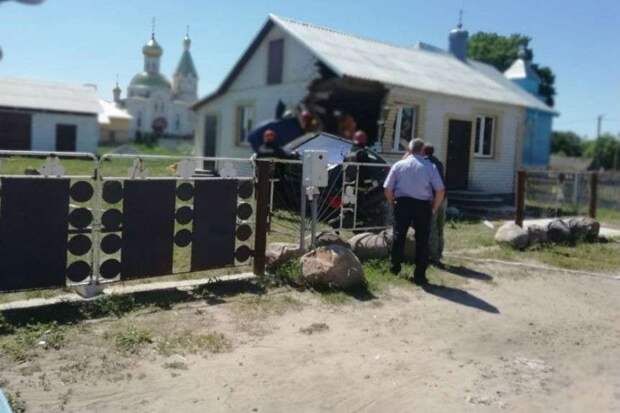Инцидент произошел 28 мая в деревне Молодово Ивановского района. Водитель проигнорировал требования дорожного знака «Уступи дорогу» на Т-образном перекрестке и въехал прямо в строение. авария, авто, авто авария, дтп, курьез