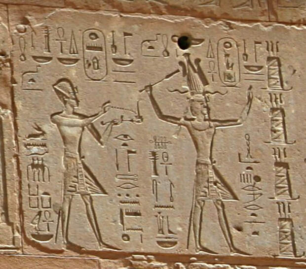 Иероглифы, изображающие Тутмоса III слева и Хатшепсут, Красная часовня, Карнак. \ Фото: factinate.com.