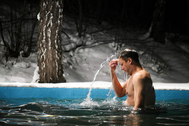 Врач Аршинская: холодовый шок грозит при купании в проруби на Крещение