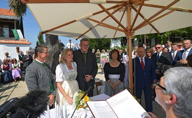 На свадебной церемонии Владимир Путин пробыл чуть более часа. Фото: GLOBAL LOOK PRESS