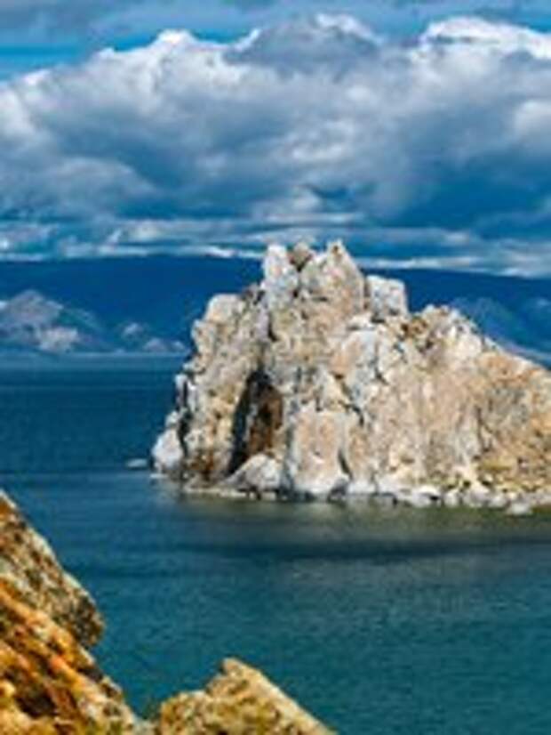 Россия. Озеро Байкал. View of the mountain Shamanka Cape Burkhan, island Olkhon Russia. Фото Sekvoiastock.mail.ru - Depositphotos