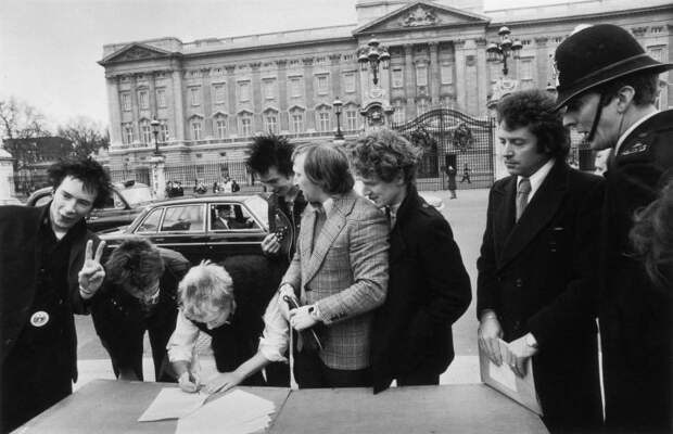 Sex Pistols подписывают контракт со студией А&M на фоне Букингемского дворца, Лондон, 1977 г история, события, фото