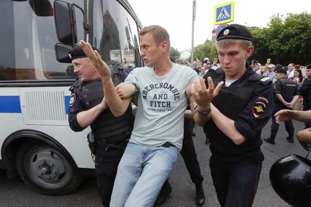 Навальный был задержан во время проведения акции в поддержку Голунова