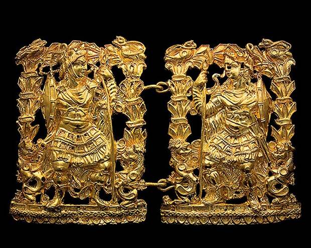 Золотая пряжка с изображением двух воинов. (1 в. до н.э. – 1 в. н.э.) Найдены в Тилля-Тепе, Могильник III.