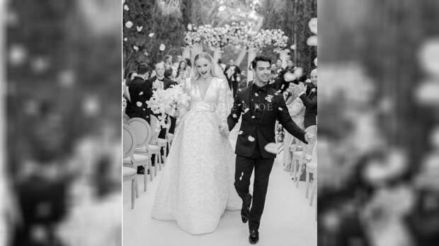 Софи Тернер и Джо Джонас поделились первой фотографией со своей французской свадьбы