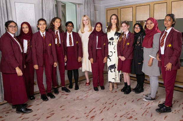 Эль Фаннинг и Анджелина Джоли со школьницами