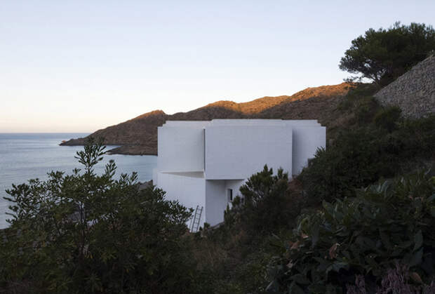 Дом-подсолнух на побережье в Испании