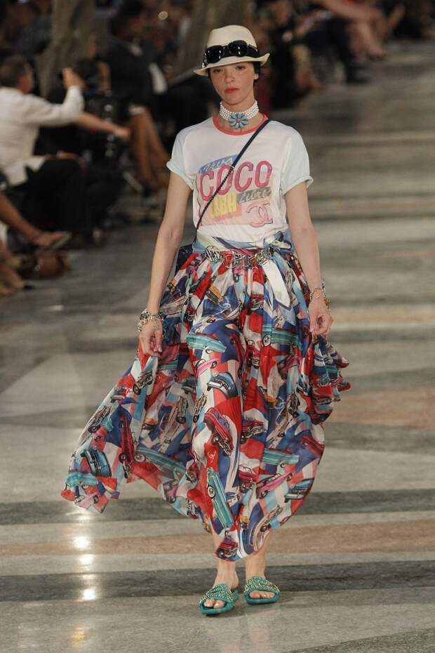 Попробуйте наряд для пикника от Chanel: длинная юбка и футболка
