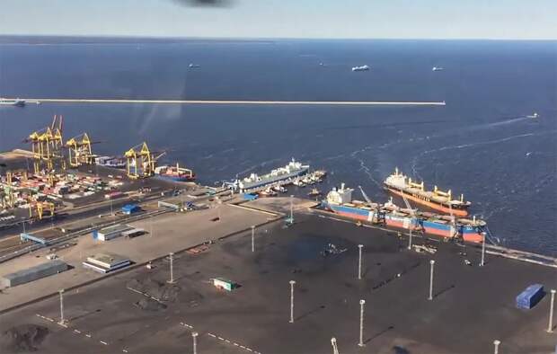 Противник вновь атакует порт Усть-Луга, там возник пожар