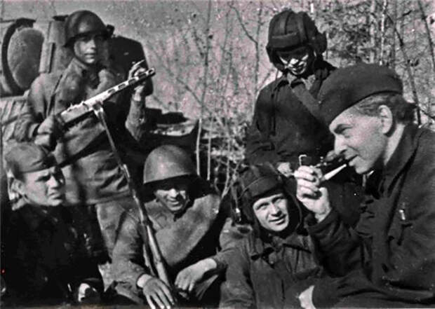 Илья Эренбург (справа) с танкистами на фронте, 1942 год Илья Эренбург (справа) с танкистами на фронте, 1942 год