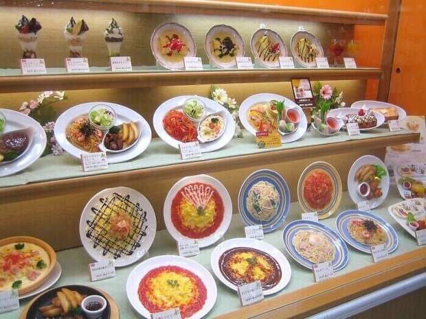В японских ресторанах представляют копии блюд - они могут стоить больше самих блюд, но зато экономят продукты и выглядят максимально похоже на реальные блюда. Ранее муляжи делали из воска, а сейчас - из поливинилхлорида