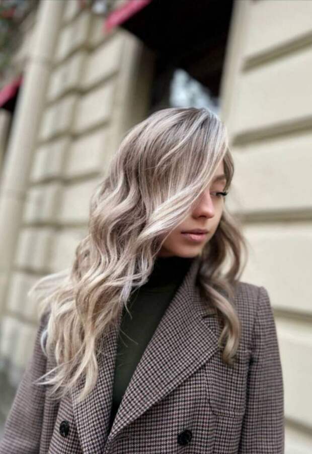 Александра Бойкова покрасила волосы в блонд