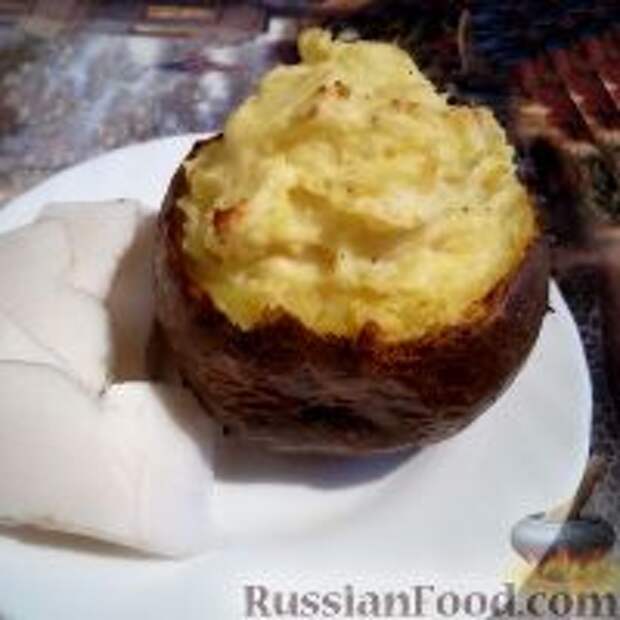 Фото к рецепту: Запеченный картофель, фаршированный сырной начинкой