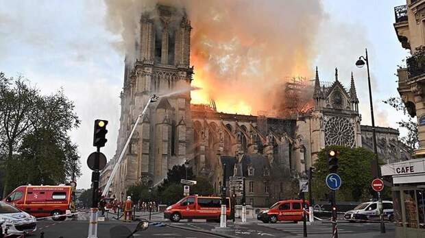 Ужасный пожар в соборе Парижской Богоматери: обрушился шпиль (+ФОТО, ВИДЕО)