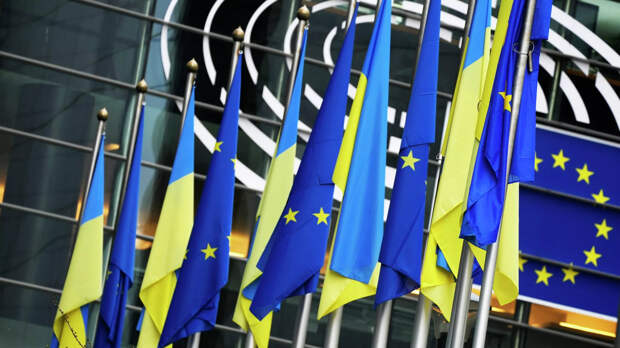 Флаги ЕС и Украины на здании Европейского парламента в Брюсселе - РИА Новости, 1920, 12.06.2022