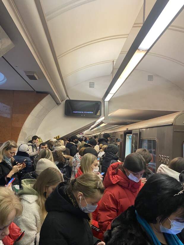 На Арбатско-Покровской линии в Москве ограничено движение поездов из-за пассажира на пути