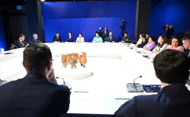 Мировая общественность возбуждена поездкой Владимира Путина в Северную Корею и Вьетнам. Кто следит с приятным возбуждением, кто – с неприятным.-2