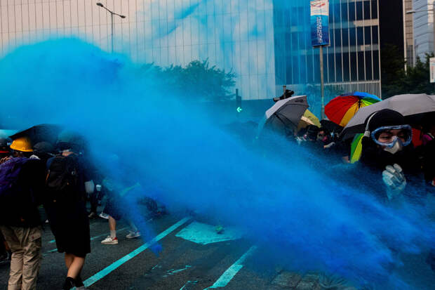 Полицейские разгоняют протестующих какой-то синей жидкостью
