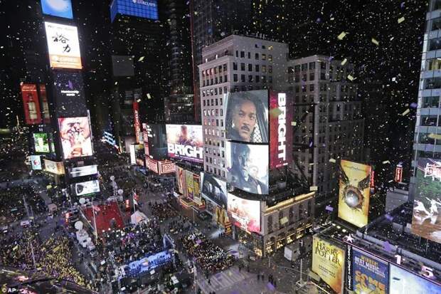 Тысячи жителей Нью-Йорк вышли на Таймс-Сквер, несмотря на непривычный для них мороз ( - 15 градусов) города мира, новогодний, новый год, новый год 2018, празднование, фейерверк, фейерверки