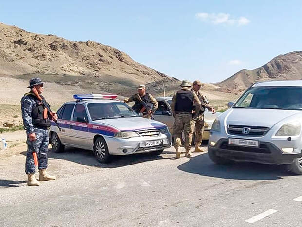 Киргизия и Таджикистан начали отвод войск из зоны четырехдневного конфликта на границе . Ситуация там "характеризуется как стабильная", сообщила Пограничная служба киргизского Государственного комитета национальной безопасности (ГКНБ) 